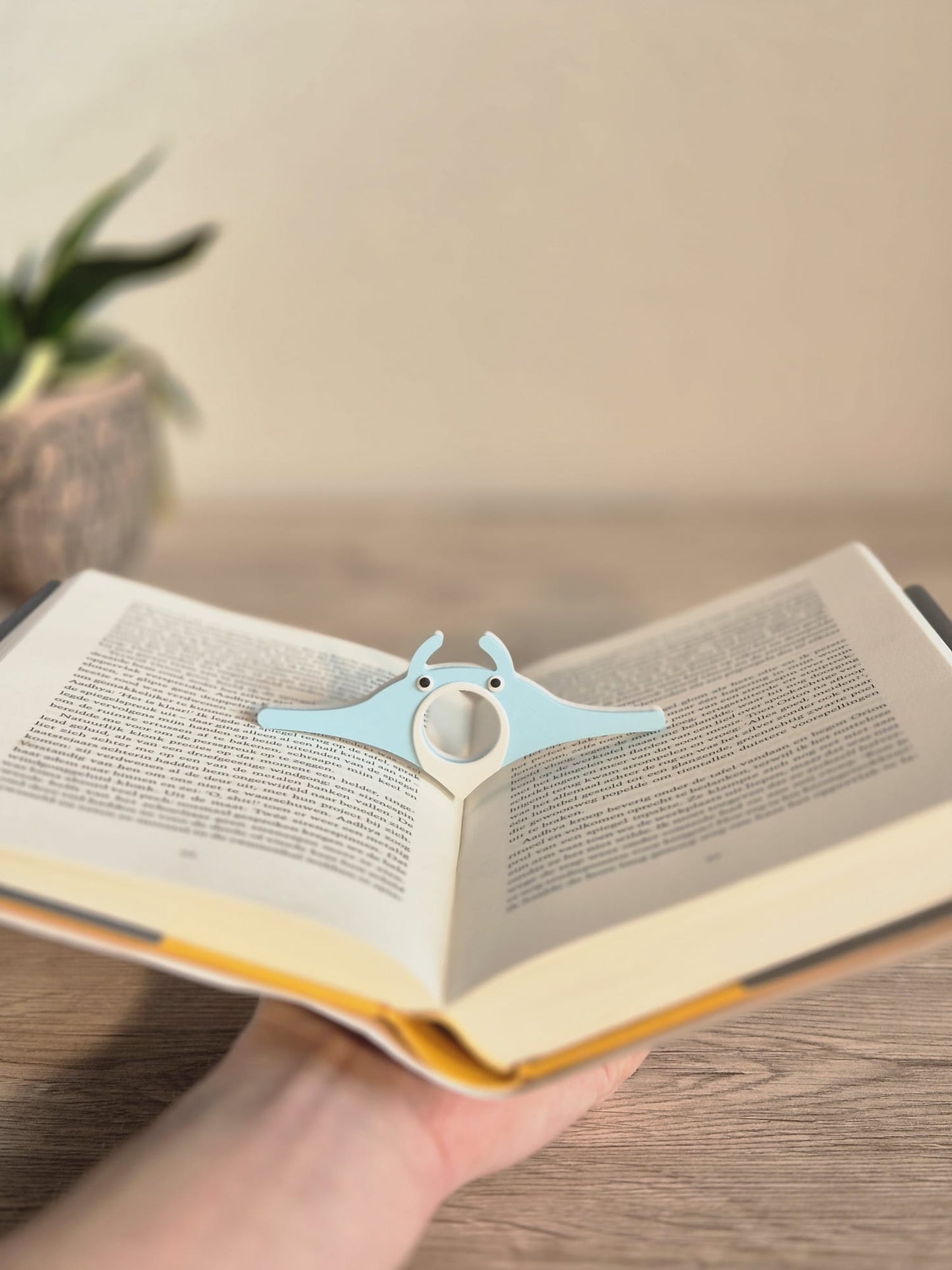 Manta Ray Page Holder