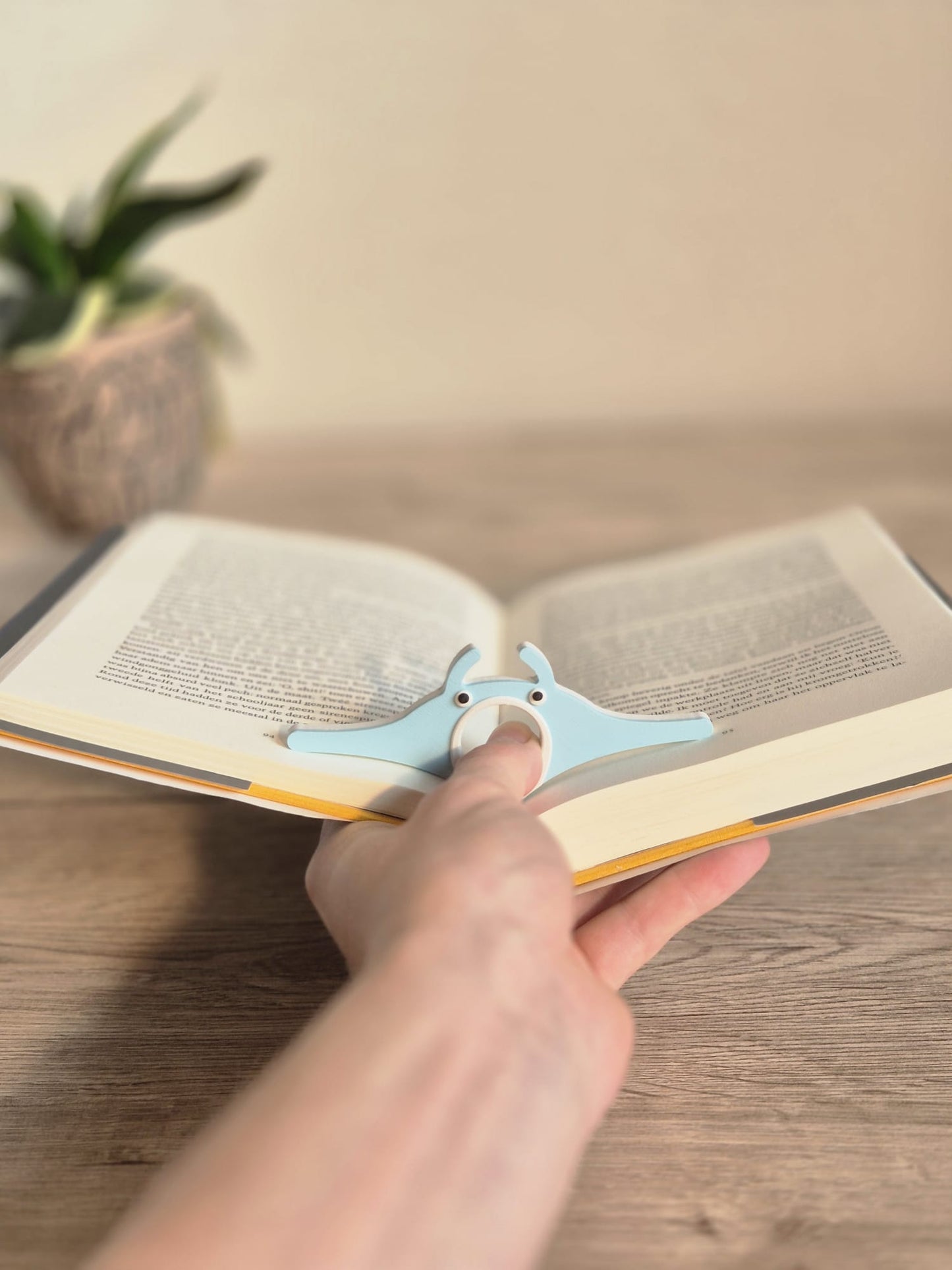 Manta Ray Page Holder